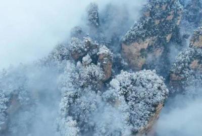 張家界再迎春雪，千峰沐雪如仙境
