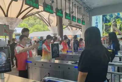 2025年火爆“五一”假期，張家界口岸出入境旅客超9100人次